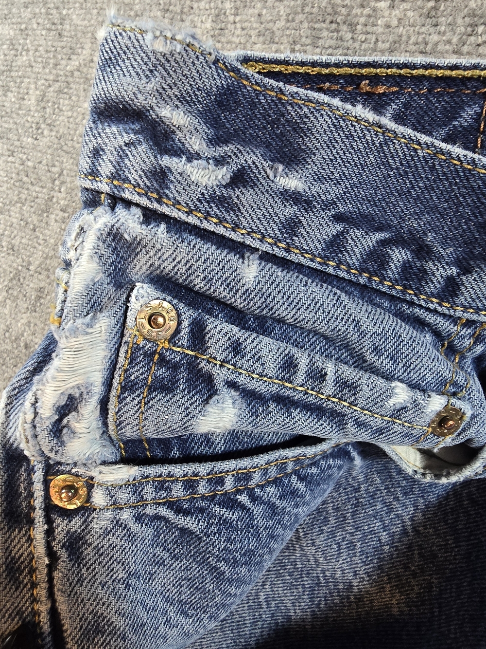 Vintage Levi’s 32x30 Relaxed Fit Light Wash Jeans Distressed Faded 90s - Picture 8 of 12